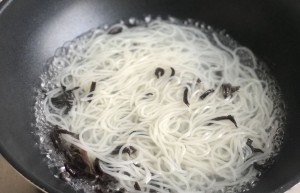 螺蛳粉怎么煮步骤-螺蛳粉做法简单吗？